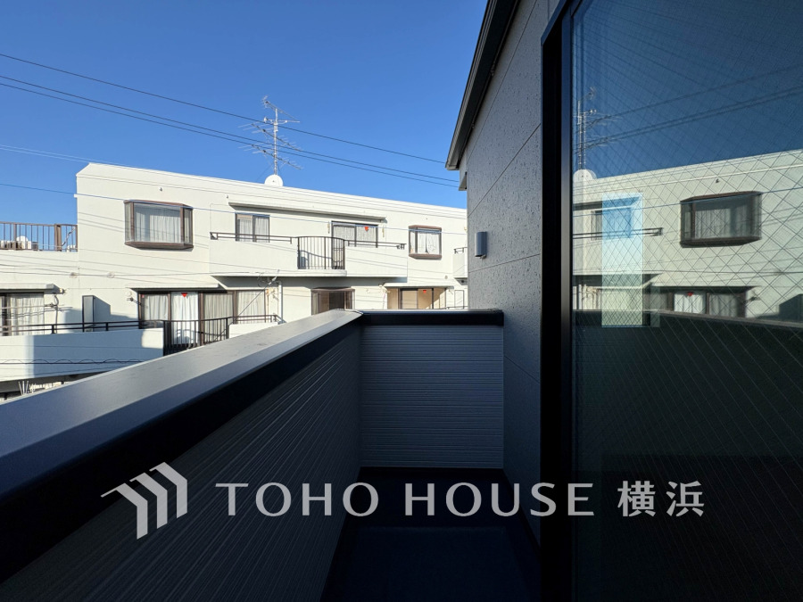 広いバルコニーは、暮らしの中での光と風を演出してくれています。見事なまでの開放的な空間をお楽しみください。