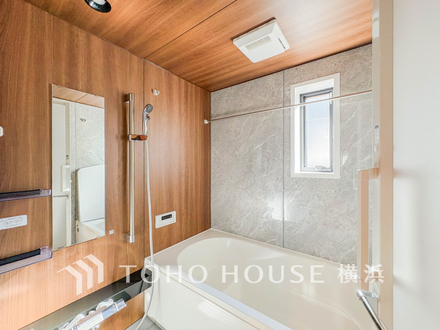 掃除のしやすさ・収納の便利さなど、おふろを使う人、お手入れする人、みんなにとっての「しあわせ性能」を追求したバスルームを採用いたしました。