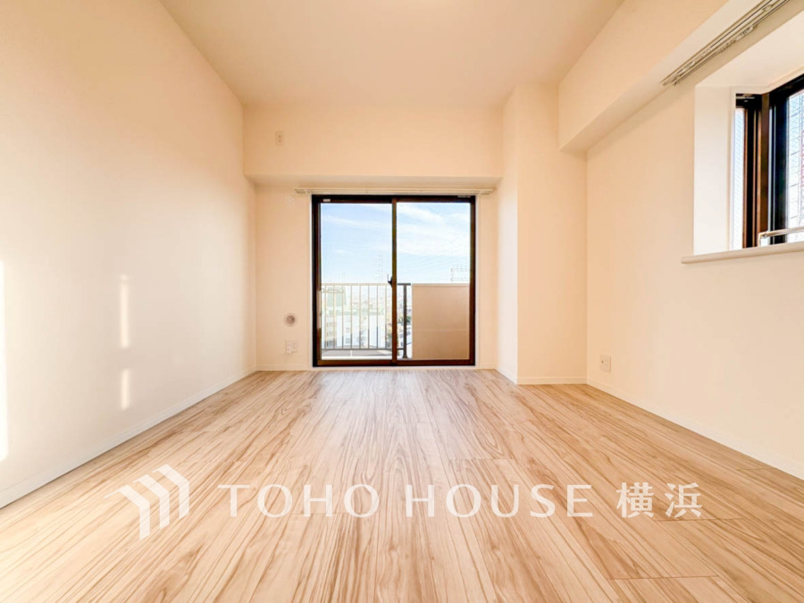 和やかで洗練された空間の演出。寛ぎとコミュニケーションを育む居心地のよい場所。やわらかな陽射しが降り注ぎ、室内に開放感と爽快感をもたらします。