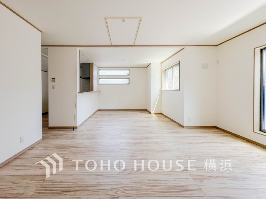 明るく開放的な空間が広がるLDK。室内には豊かな陽光が注ぎ込み、爽やかな住空間を演出。

