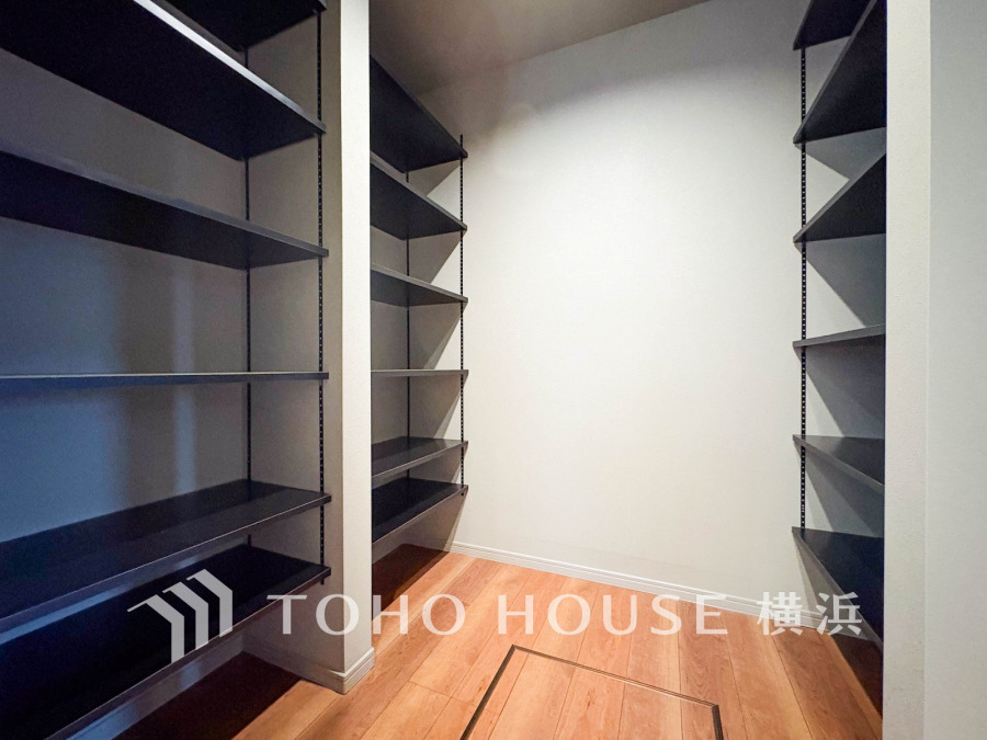 キッチンにはパントリーとしてお使い頂くこともできる、ゆとりある納戸をご用意。見やすく取り出しやすい配置の棚や、大きなものを収納しておける広さなど、使い勝手にも配慮されています。