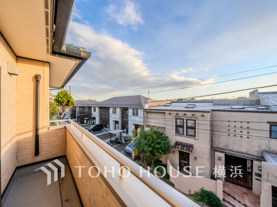 陽当たり良好なバルコニーからは静かな住宅街が見渡せ、心地よい風と開放感を感じられます。