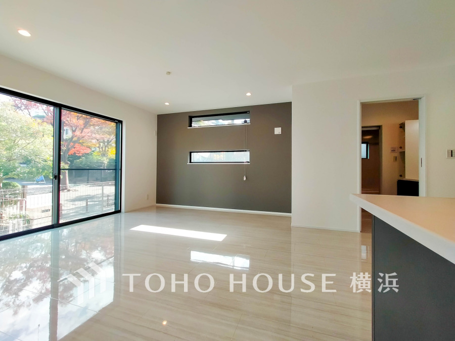 広く取られた窓からたっぷりと光が入る明るい空間。自然豊かな公園の見える憩いの空間です。