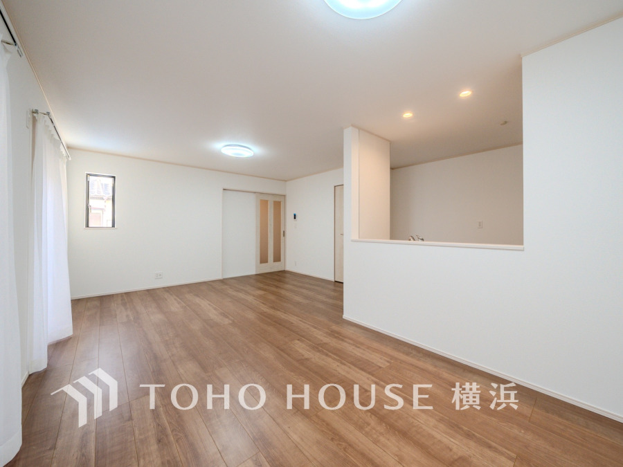 光と風があふれる開放的なリビングダイニングには自然と家族みんなが集まってきます。明るく穏やかな空気の中で飲んだり、食べたり、笑ったり。