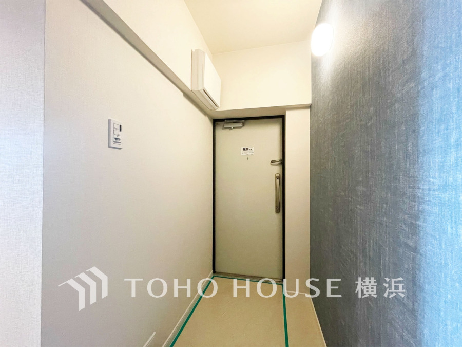 豊かなプライベートタイムへ誘うモダンテイストな玄関。デザインや素材が美しい調和を奏でている空間。ゲストを迎える空間はゆとりと優しさを滲ませます。
