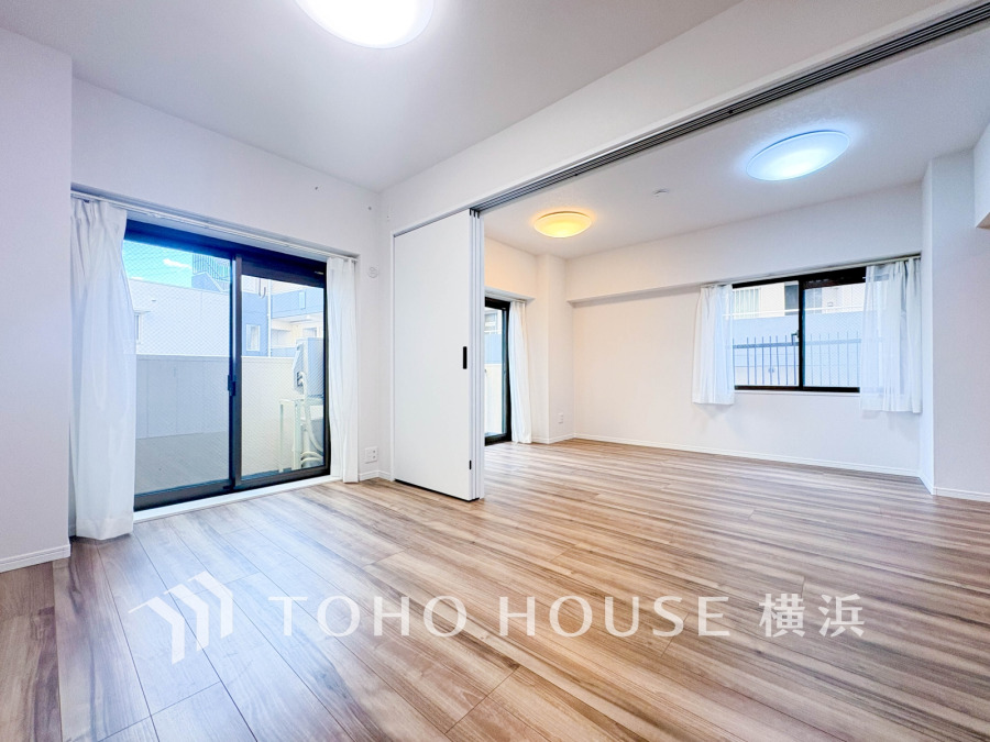 バルコニーに面した南東向きの明るい洋室。扉を開放して隣接するリビングと一体化して使うことも可能です。
