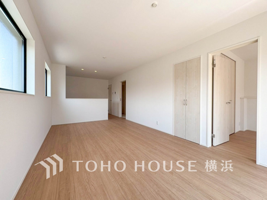 ここにはみんなが集い、食事と楽しい会話が始まる。話に夢中になりすぎて、ついつい時を忘れてしまう。そんな束の間の幸せを感じさせてくれる場所。