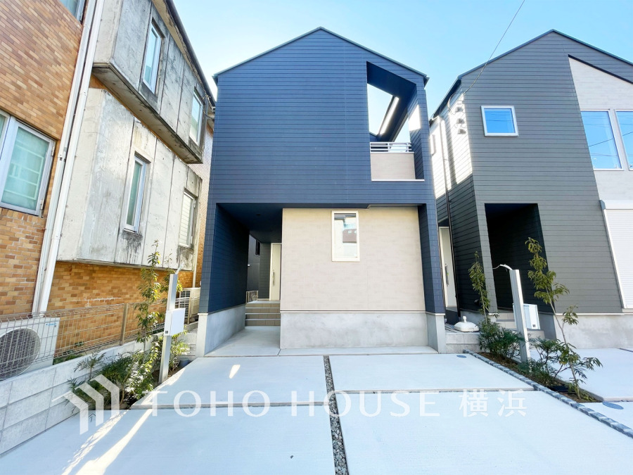 堂々たる趣ながら、主張し過ぎずどこか余裕を感じさせるシャープなフォルムで佇む邸宅は、晴天の空と照らし合わせる事で、本来あるべき完成形の姿を見せてくれます。 