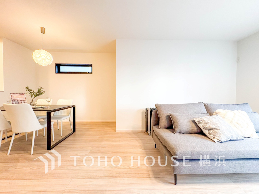 家族と過ごすひと時を溢れる光が優しく包み込むリビングダイニング。家族とともに、心穏やかに過ごすひととき。家族との時間、自分の時間を大切にできる空間がここにあります。