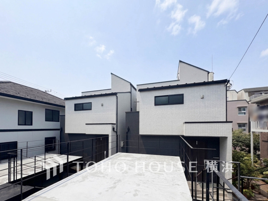 洗練された白タイル貼りの全2棟の新築住宅。ルーフバルコニーからは開放的な景色が楽しめ、快適な暮らしを実現します。