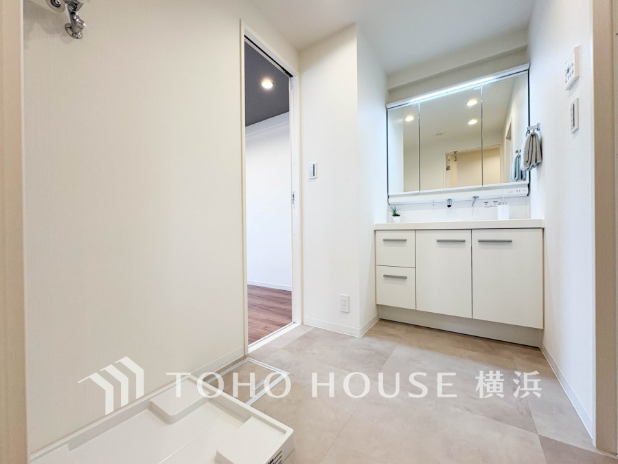 清潔感あふれる白基調の洗面スペース。収納豊富な洗面台で毎日の身支度も快適に行えます。