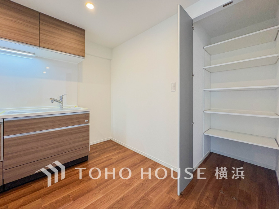 【Pantry】長期保存できる缶詰や調味料などの食品類の他、かさばるペーパーやラップ類をまとめて収納しておけます。キッチンまわりの掃除用具などを置くのにも便利ですね。