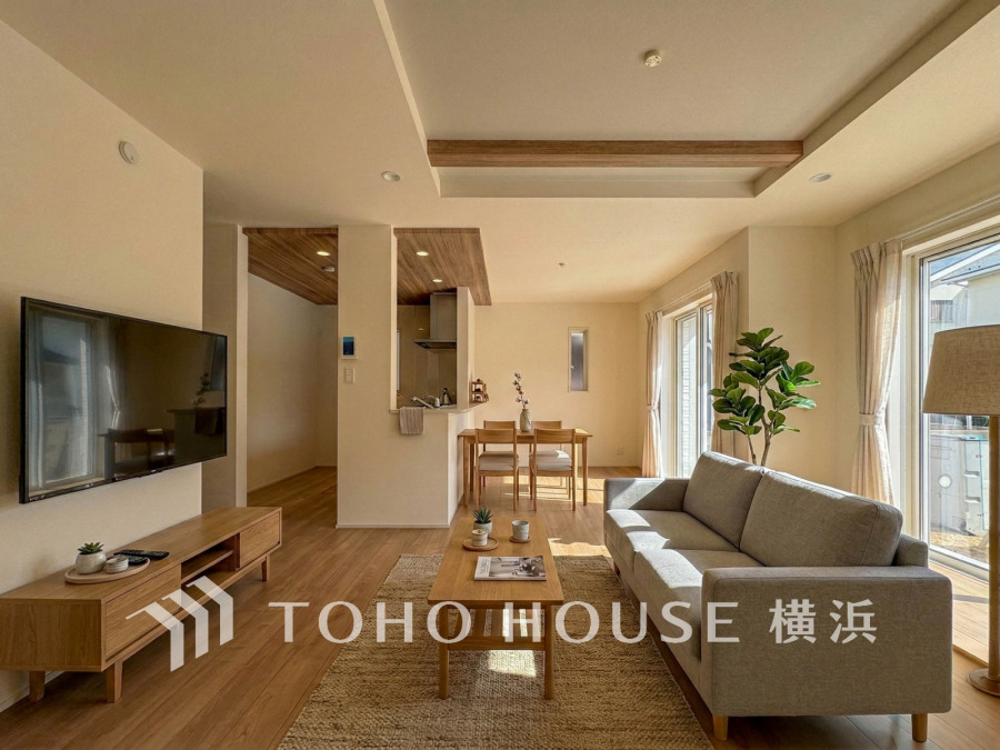 上質な時間を育む暮らしのメインステージ。寛ぎとコミュニケーションを育む居心地のよい場所。（家具・装飾品はAI加工です）