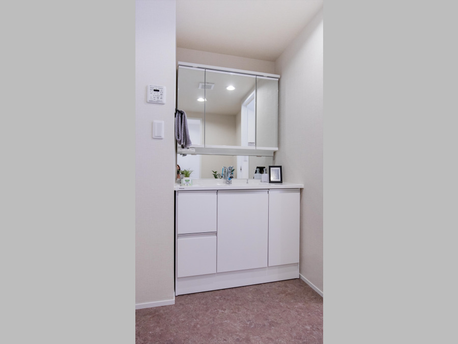 脱衣スペースを含む空間はゆとりの広さを設け、また洗面化粧台の鏡の後ろに収納スペースを設ける事により、散らかりやすい洗面スペースをスッキリ保てます。