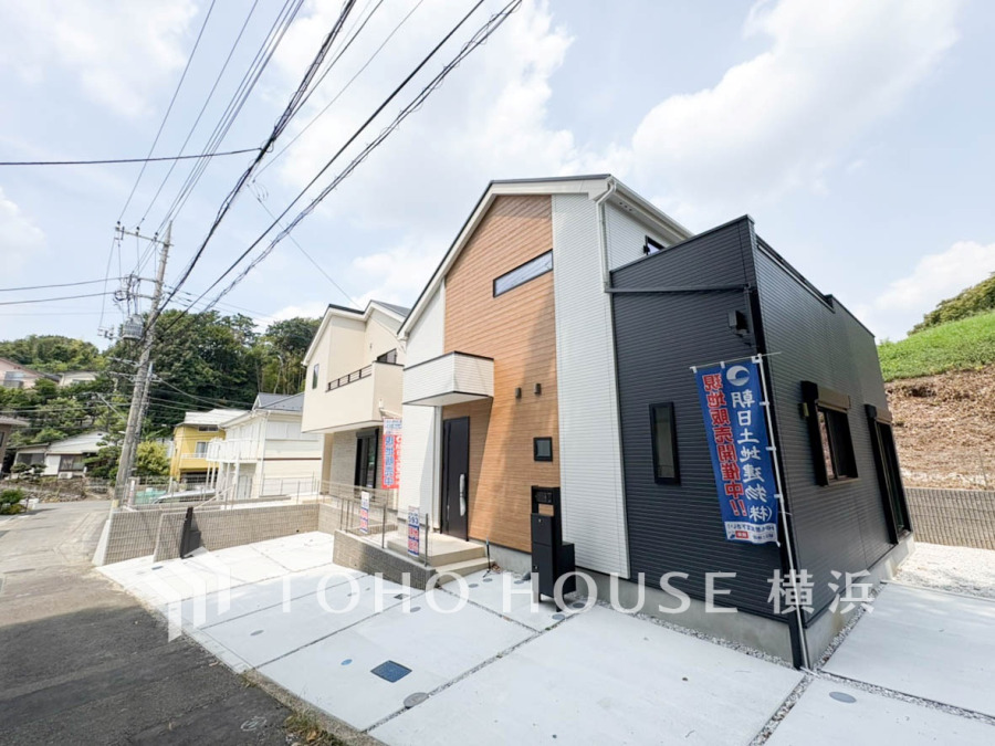 その邸が魅せる、気品・上質・重厚感・極細やかさ、そのすべては訪れた者に安らぎと品性を与える特別な空間です。ここに住むからこそ意味がある。すべての（始まり）をここから迎えます