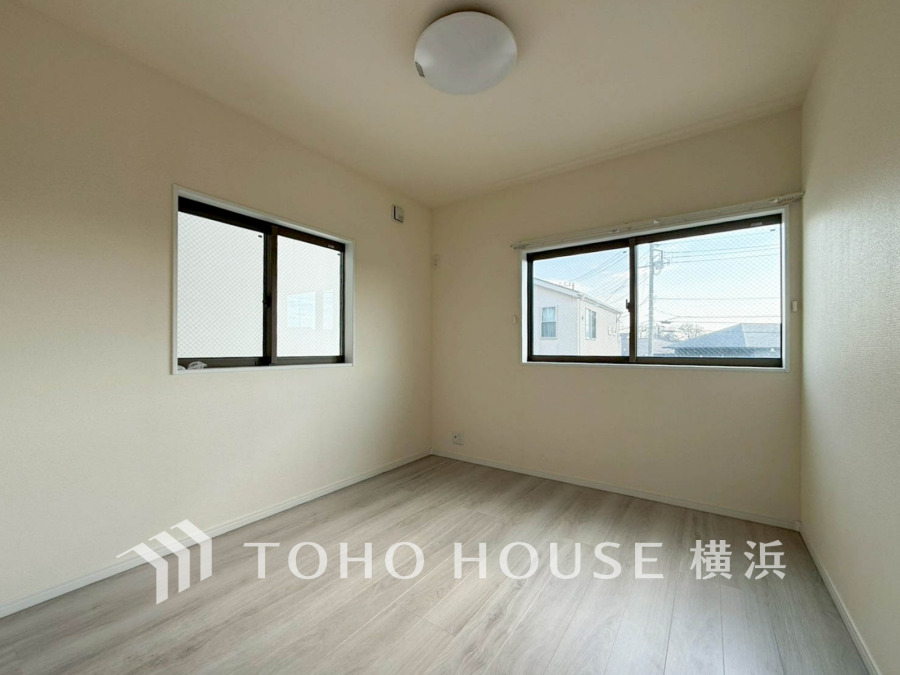 明るい自然光が差し込む、シンプルで使いやすい居室。すっきりとした空間が広がります。