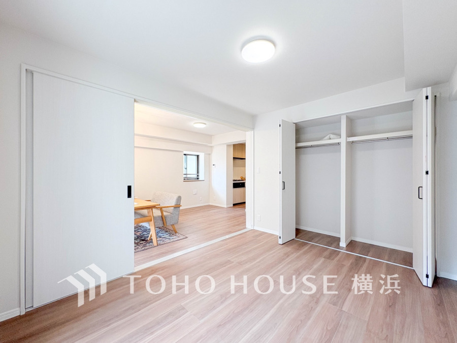 明るく開放的な洋室は大容量クローゼット付き。リビングとの間仕切りで空間の使い分けも自在です。