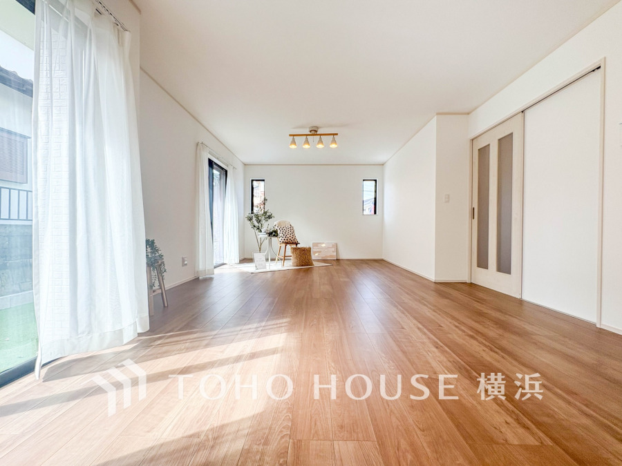 陽光が差し込む広々としたLDK。ナチュラルな木目床が温かみを演出する開放感あふれる空間です。