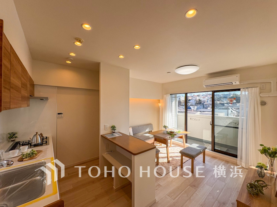 機能性とデザイン性を兼ね備えたシステムキッチン。リビングとの一体感も考慮され、美しい空間が実現。
