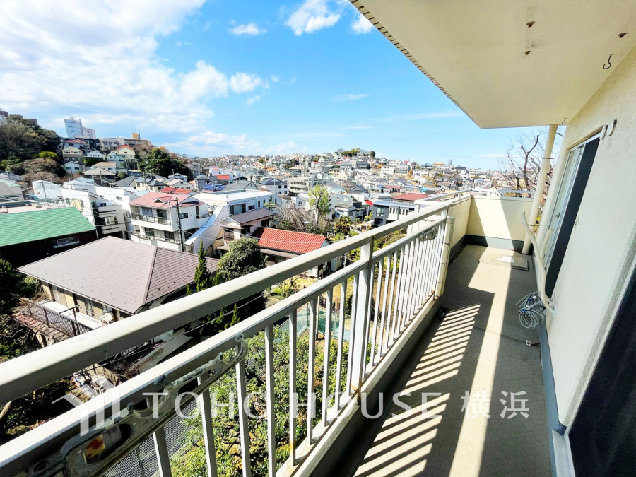 陽当たり良好な広々バルコニーから、開放感あふれる街並みの眺望を楽しめます。