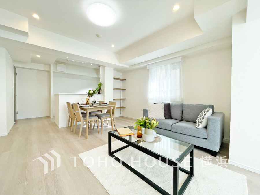 明るく開放的な空間が広がるLDK。室内には豊かな陽光が注ぎ込み、爽やかな住空間を演出。
