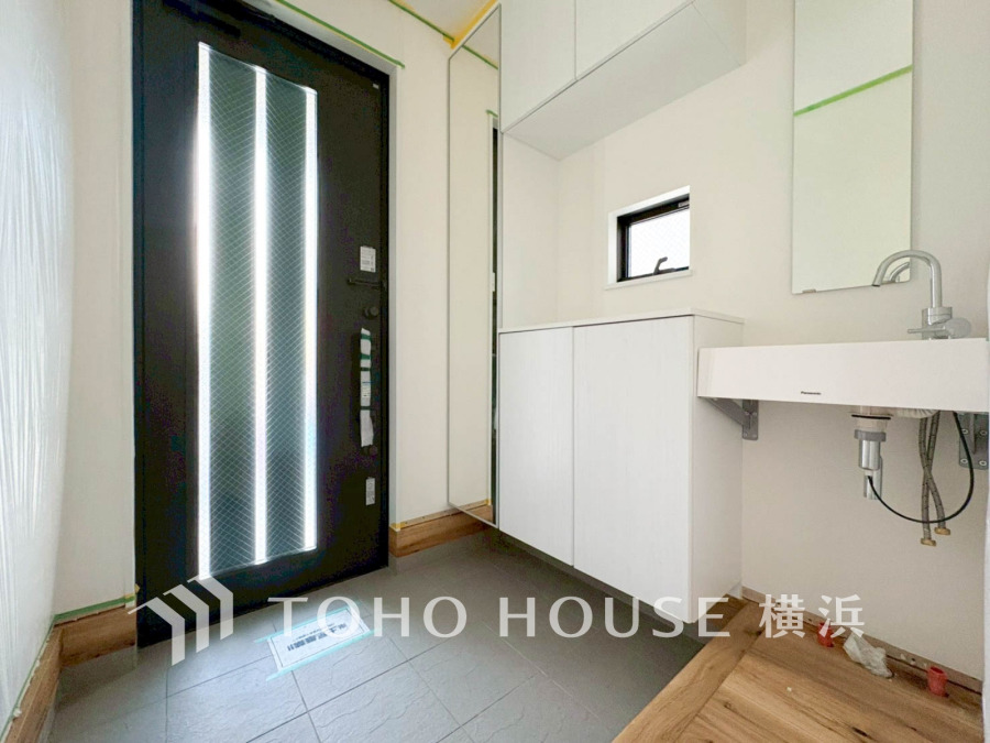 【2025年11月撮影】光が差し込む明るい玄関。収納豊富で機能的なシューズボックスと手洗い場が備わり、清潔感あふれる空間です。