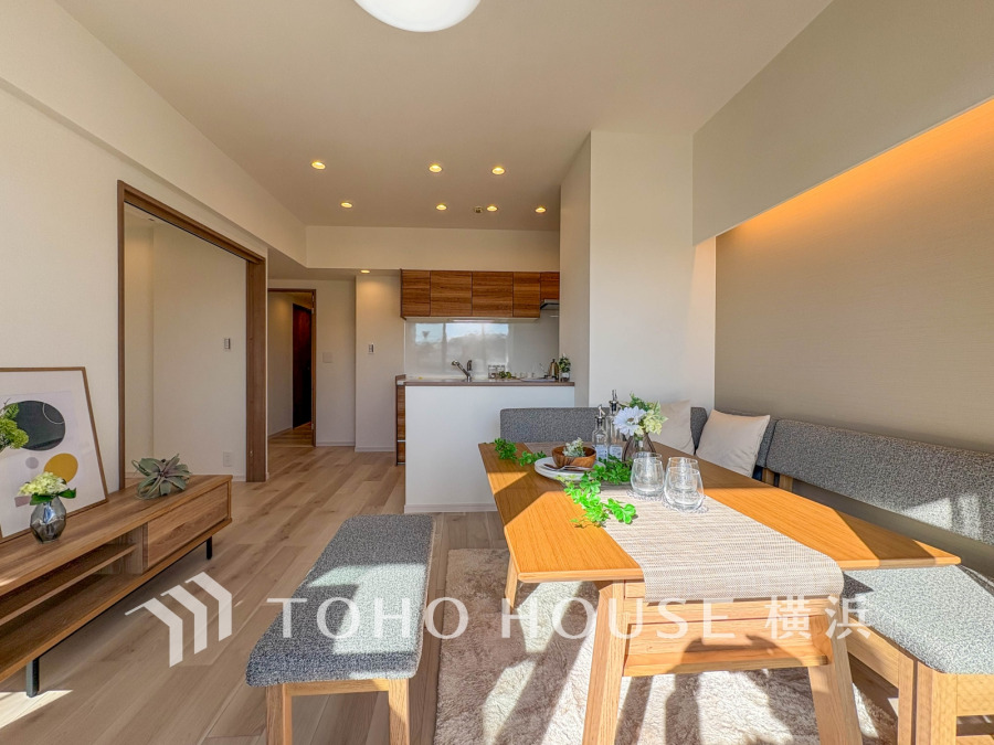 やわらかな陽射しがふりそそぎ、室内に開放感と爽快感をもたらします。