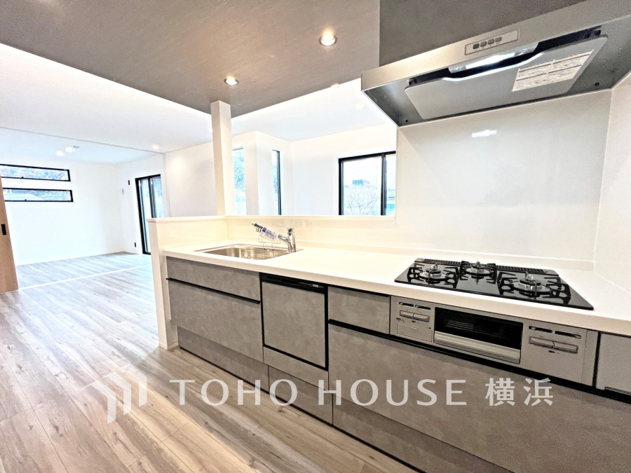 使い勝手の良い設備のキッチンで効率よくお料理もできます。食する料理に家族が舌鼓を打ち自然と笑いが絶えない空気感がそこに広がります。自慢の腕をふるってください。