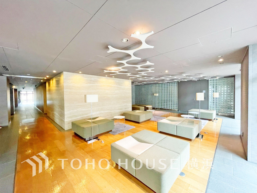 洗練されたデザインの共用ラウンジ。ゆったりとくつろげるソファと温かみある照明が魅力の空間です。