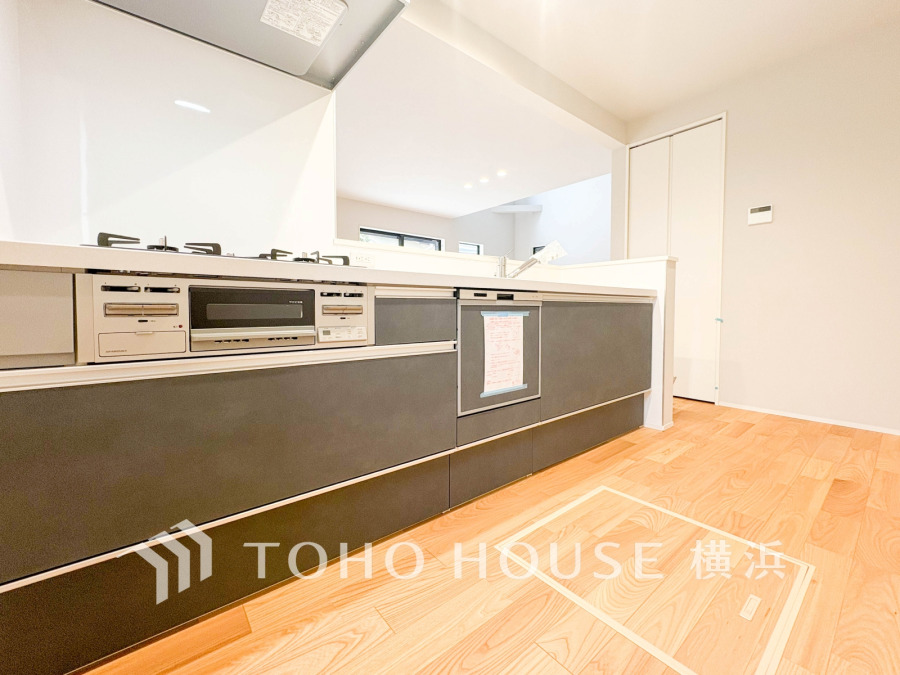 広く取られた対面キッチンは、リビングで寛ぐご家族と会話をしながらお料理が出来ます。高級感のあるカラーで空間をより上質な雰囲気にした、清潔感のあるデザインです。