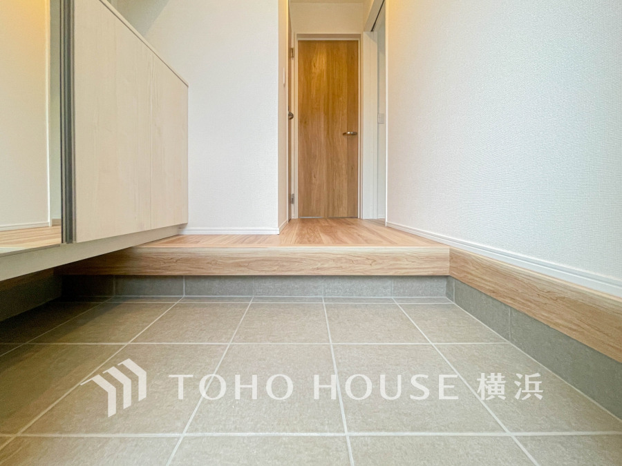 お客様をお迎えする玄関は落ち着いた雰囲気。帰り着くたびに洗練されたテイストの空間に迎えられ誇りと喜びを感じる玄関まわりです。