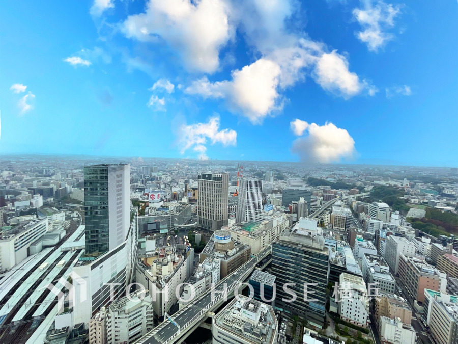 【横浜】の街の風景を広く一望できる魅力の眺望は、開放的でお住まいの価値の一つでもあります。朝も昼も夜も異なった表情を見せる街の風景は、心豊かな毎日を彩ってくれることでしょう。