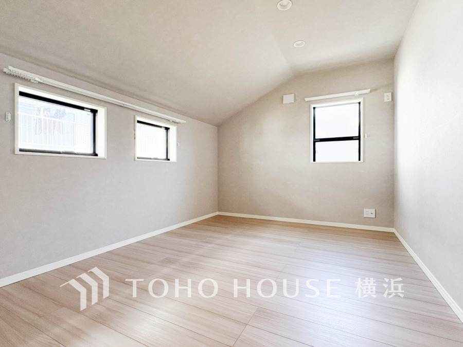 過ぎ行く時間をゆったりと感じることができる落ちついたプライベートルーム。リビングで楽しく過ごした後はゆっくり寛ぎの時間を満喫できます。静かな環境でリラックスタイムを愉しんで。