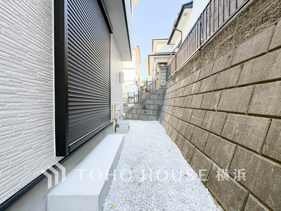 ちょっとしたお庭スペースが日常に癒しをプラスします。お好みの植物や季節のお花で演出してみるのもいいですね。
