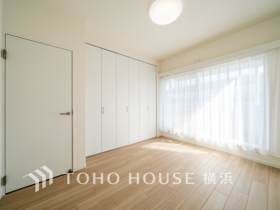 過ぎ行く時間をゆったりと感じることができる落ちついたプライベートルーム。リビングで楽しく過ごした後はゆっくり寛ぎの時間を満喫できます。静かな環境でリラックスタイムを愉しんで。