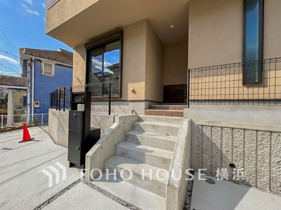 その邸が魅せる、気品・上質・重厚感・極細やかさ、そのすべては訪れた者に安らぎと品性を与える特別な空間です。ここに住むからこそ意味がある。すべての（始まり）をここから迎えます