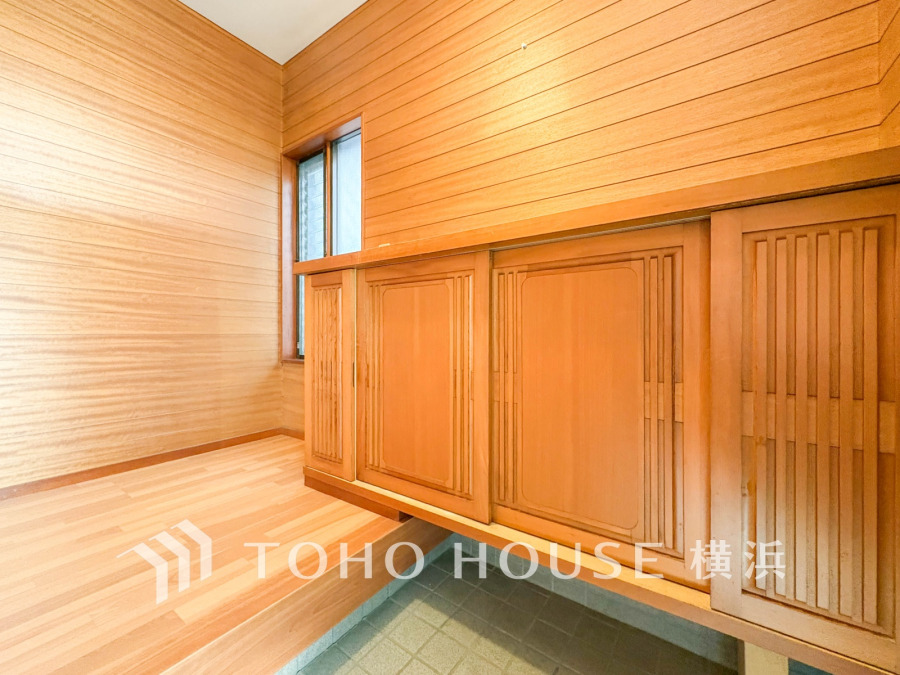 お客様をお迎えする玄関は落ち着いた雰囲気。帰り着くたびに洗練されたテイストの空間に迎えられ誇りと喜びを感じる玄関まわりです。