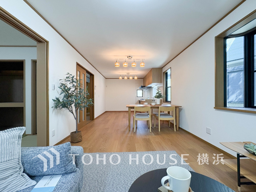 ここにはみんなが集い、食事と楽しい会話が始まる。話に夢中になりすぎて、ついつい時を忘れてしまう。そんな束の間の幸せを感じさせてくれる場所。