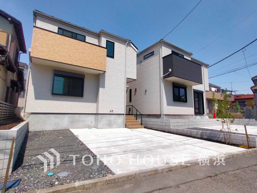 生活利便良好の閑静な住宅街に誕生した全2棟の邸。南道路に面し陽当たり良好です。