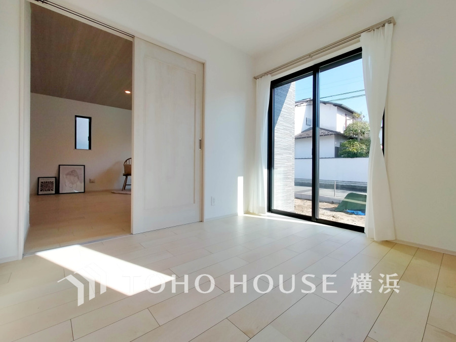 リビングに隣接した洋室は、引き戸を開け放してLDK空間を共有しながら開放的に使うこともできます。
