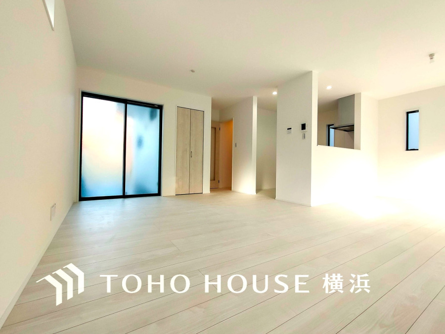 広々としたリビング・ダイニングは、光が広がるシンプルさがお洒落な内装。落ち着いた雰囲気に包まれて、伸びやかな空間のなかで、ゆったりと家族団らんのひとときを過ごせます。