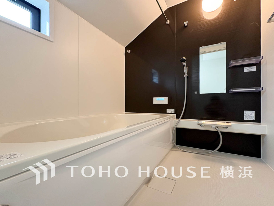 高級感のあるダーク色を採用。機能的で清潔感溢れる浴室。快適・清潔な空間で心も体もオフになる時間をお楽しみ頂ける空間です。