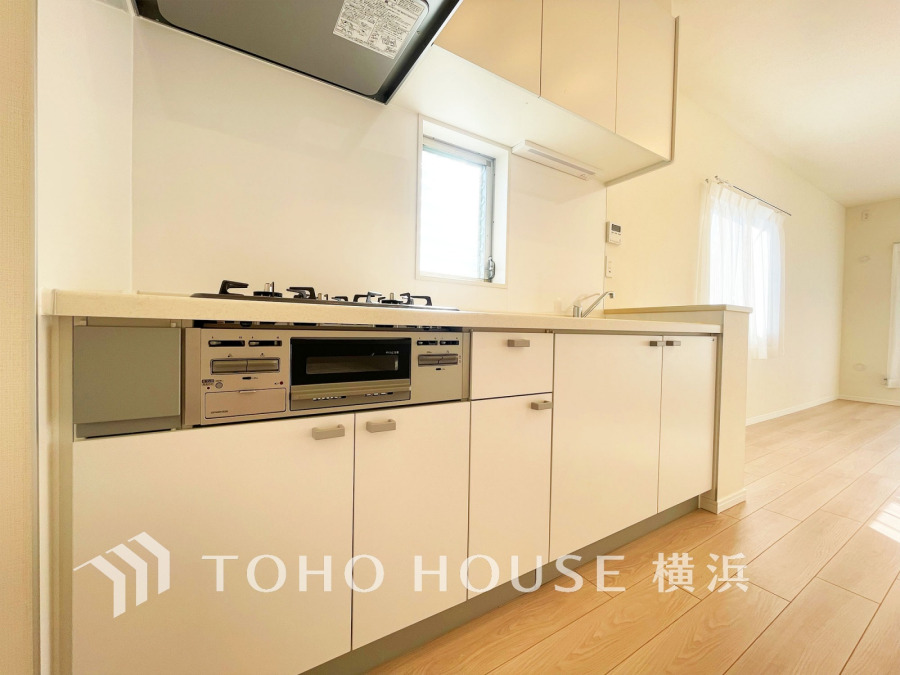 プライベートスペースを彩るインテリアとしての美と、快適な日常を支える機能性と強さがひとつになったキッチンです。開放的でゆとりある空間で、是非自慢の腕を振るって下さい☆