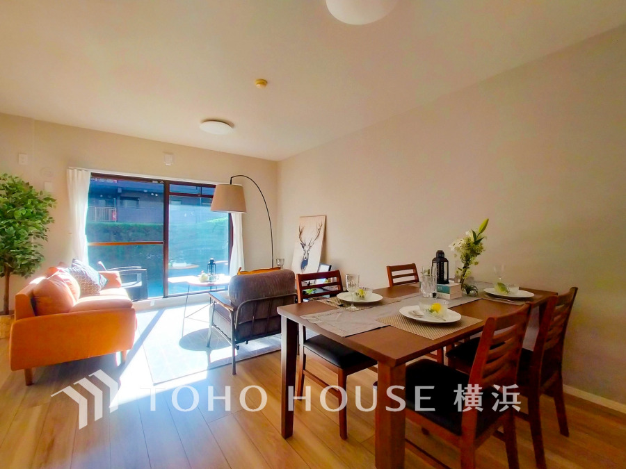 穏やかな時間の流れを楽しみ、寛ぎと笑顔が溢れるリビング。会話を楽しみ、ご家族の何気ない日常にいつもあたたかな幸せの花を添えます。