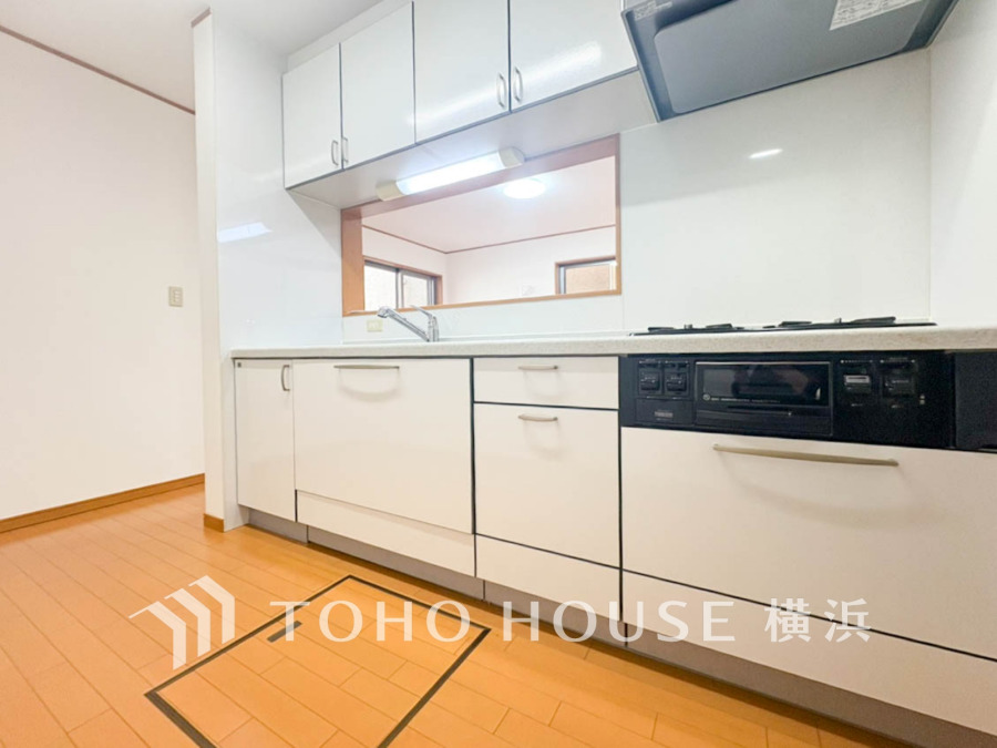 スタイリッシュな対面キッチンを採用。キッチンからリビングが見渡せるので、お子様を安心して遊ばせながら家事ができますね！リビング学習をするお子様にも声がかけやすい自然な距離感です