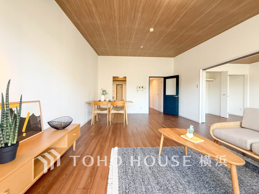 ここにはみんなが集い、食事と楽しい会話が始まる。話に夢中になりすぎて、ついつい時を忘れてしまう。そんな束の間の幸せを感じさせてくれる場所。