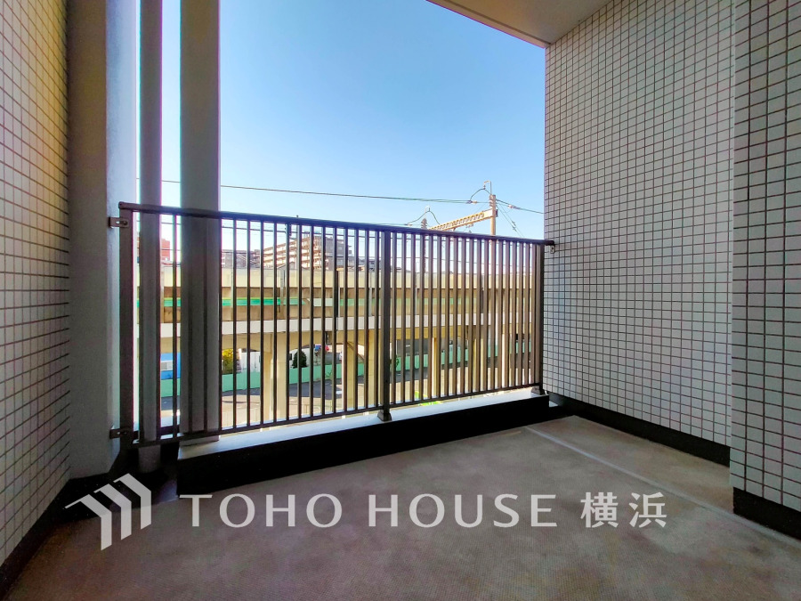 暮らしの中で光と風を演出してくれるバルコニー、見事なまでの開放的な空間を演出しながら、プライベート性も確保された空間は我が家の自慢。