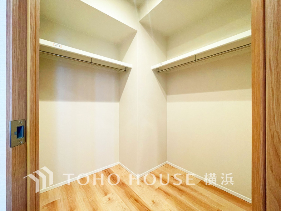 たっぷりとした収納スペース・ウォークインクローゼット。その収納力は是非ご自身の目でお確かめください。冬物のコートやスーツなど、大切なお洋服を皺なく収納できます。