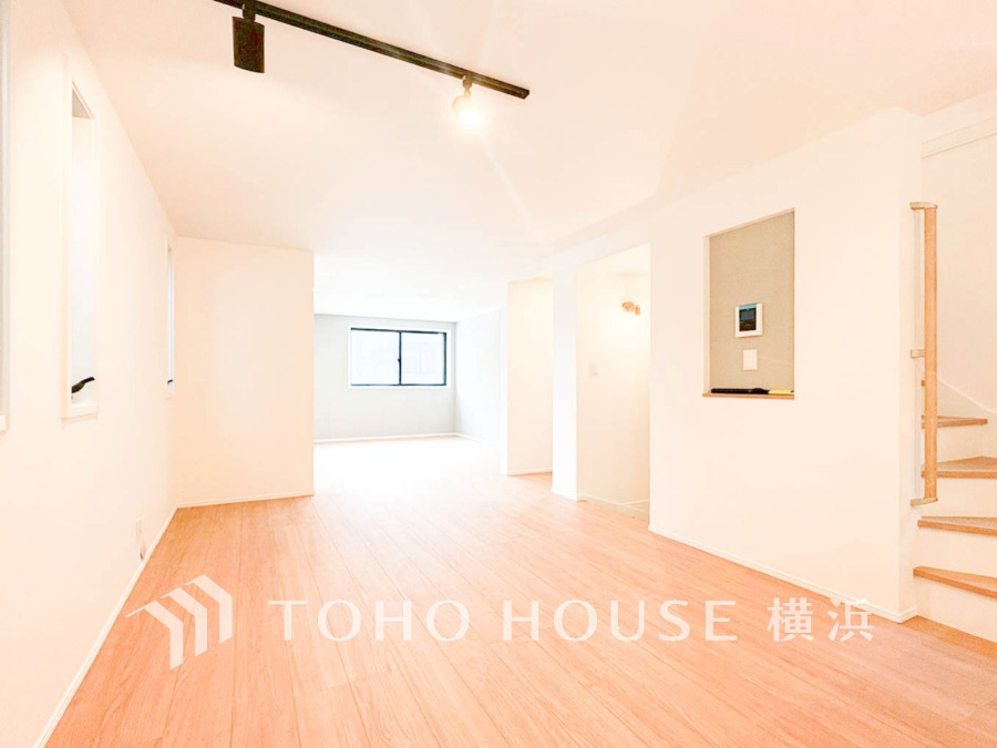 家族みんなが爽やかに健やかに過ごせるように、溢れる光をたっぷり取り込んだリビングダイニング。集いの場、憩いの場としての快適性を求めたやすらぎの空間です。