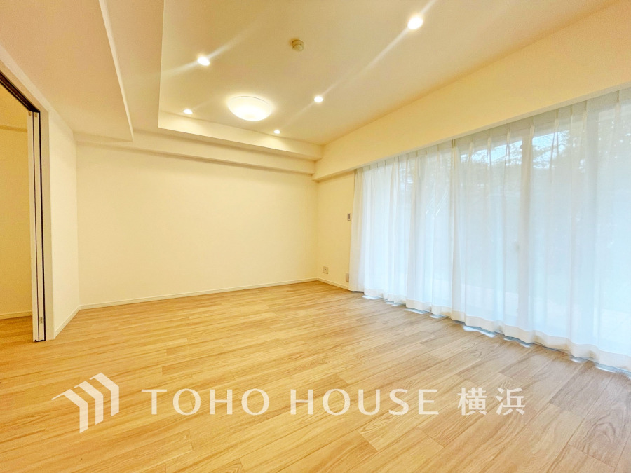和やかで洗練された空間の演出。寛ぎとコミュニケーションを育む居心地のよい場所。やわらかな陽射しが降り注ぎ、室内に開放感と爽快感をもたらします。